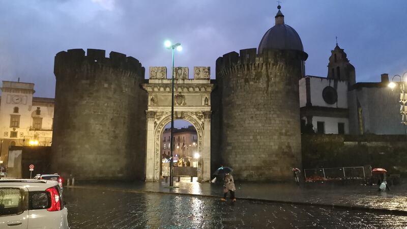 Napoli, sangue tra rifiuti e siringhe a Porta Capuana 3
