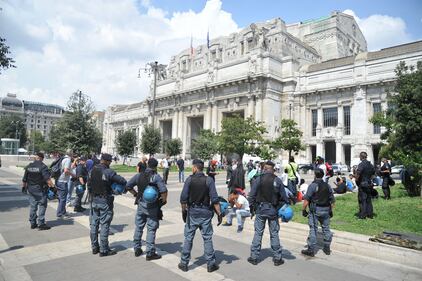 Milano, blitz anti-migranti in stazione Centrale 12