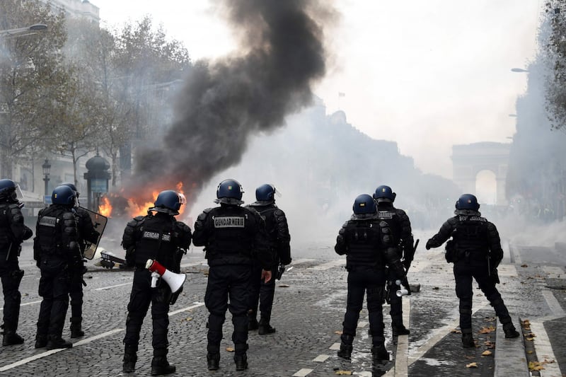 La protesta dei gilet gialli a Parigi: guerriglia sugli Champs-Élysées 7