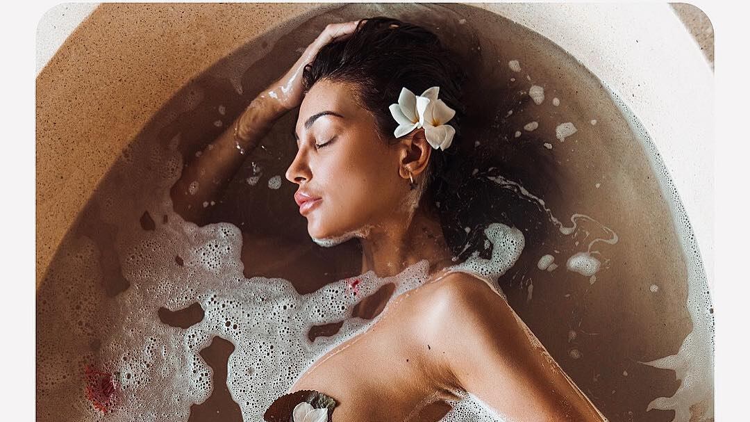 Cristina Buccino senza veli su Instagram nella vasca da bagno