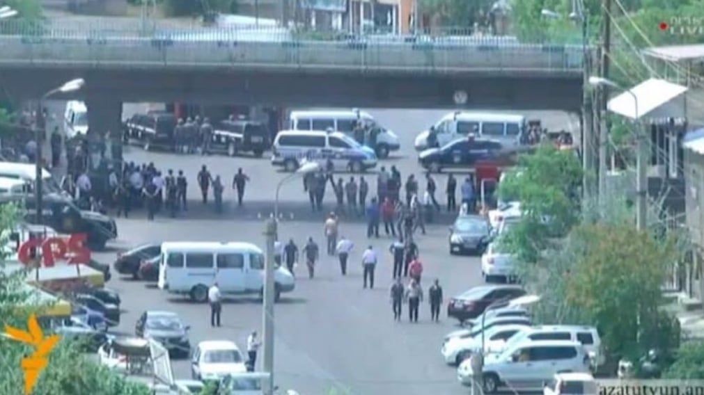 Armenia, gruppo armato per strade della capitale