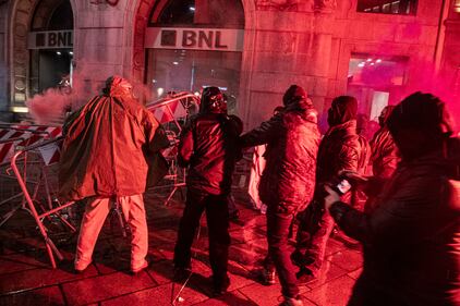 Tentativo di sfondamento contro la polizia alla Scala: nessuno scontro 6