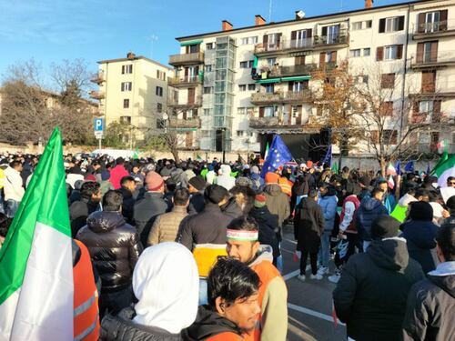In piazza l'orgoglio islamico. E la sinistra: "Voi il futuro"