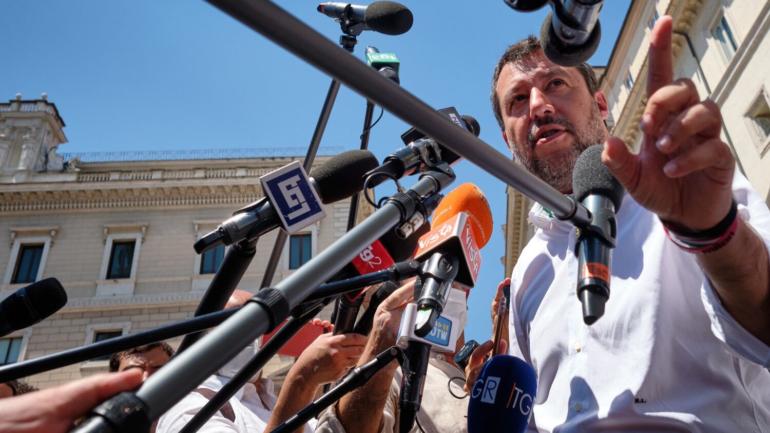 Fontana indagato, ira di Salvini: "Stufi di indagini a orologeria"