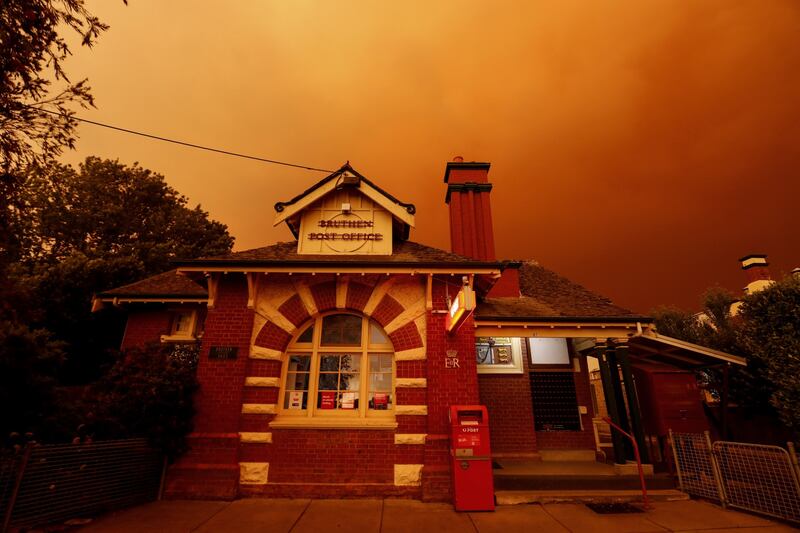 Incendi in Australia, il cielo si tinge di arancione 1