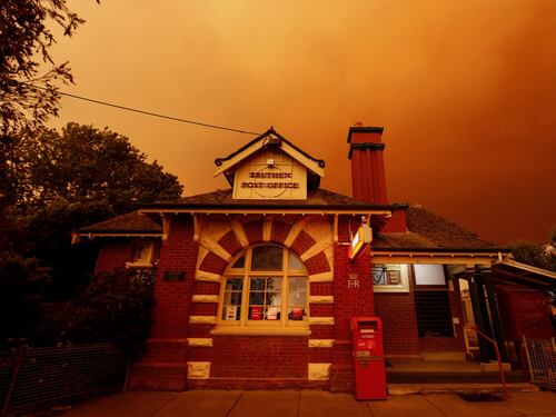 Incendi in Australia, il cielo si tinge di arancione
