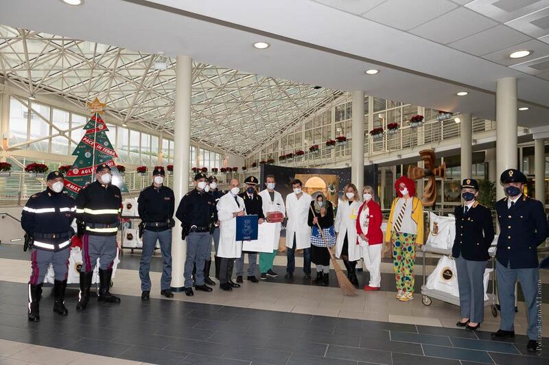 Befana, la solidarietà della polizia ai bimbi ricoverati al Gemelli 2