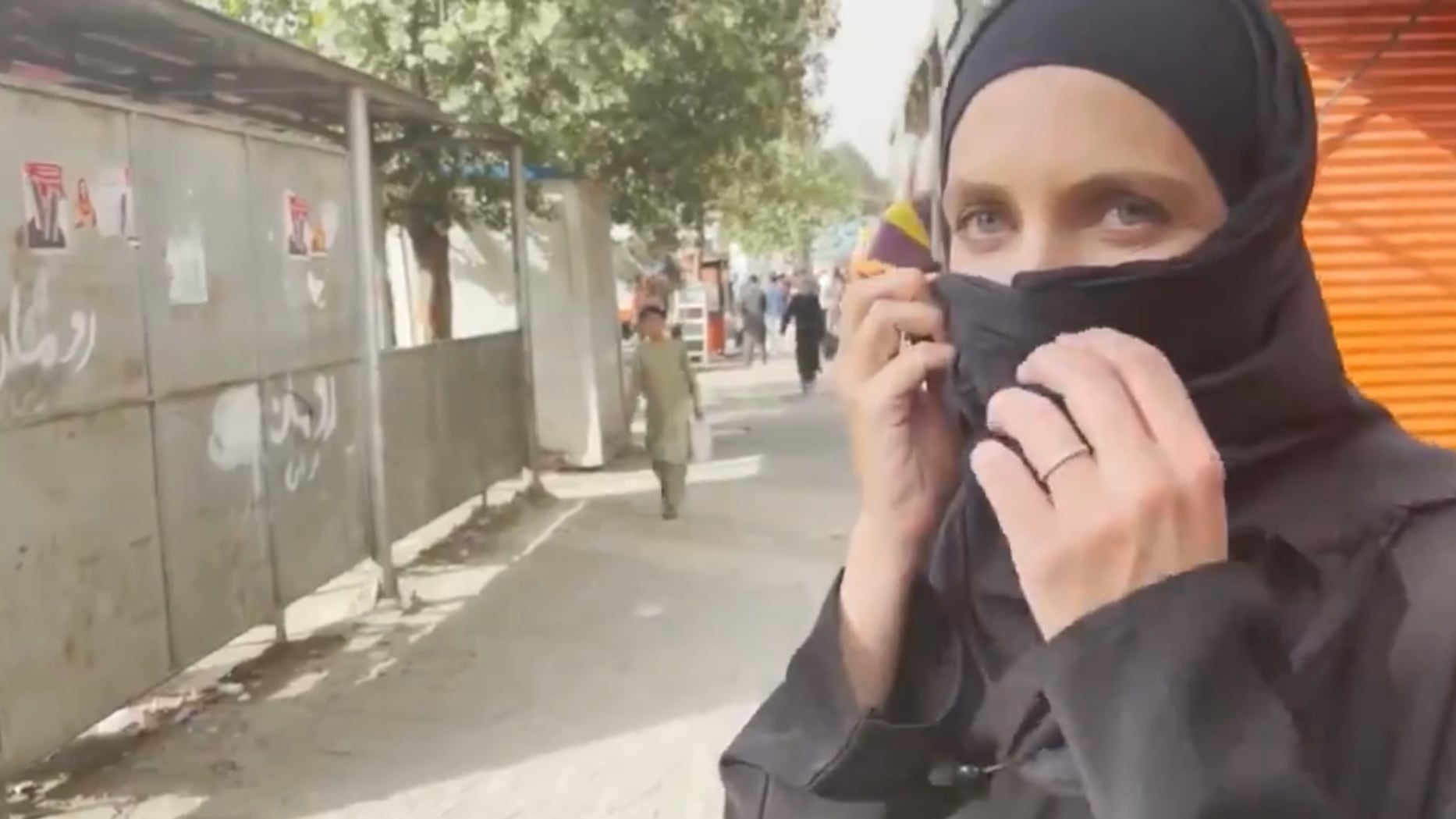 "Copriti il viso": aggredita dai talebani la giornalista della Cnn