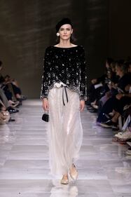 Armani veste le donne di perle e per i suoi 90 anni si regala uno storico palazzo nel cuore di Parigi 9