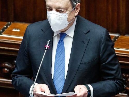 Draghi sfida Putin: "Sì a Kiev nell'Ue e all'invio di armi". L'ipotesi di mandare altri 250 militari