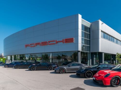 Porsche frena: profitti a 3,6 miliardi (-30,6%). Previsti 3.900 licenziamenti