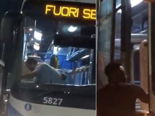 Autista bus prende a pugni un passeggero: "Devi scendere, via"
