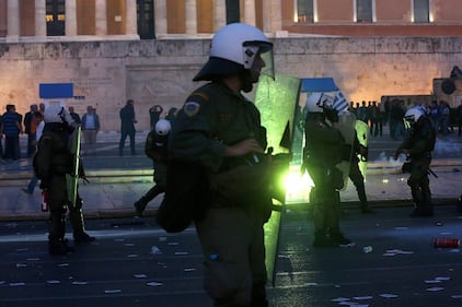 Grecia, scontri davanti al parlamento 1