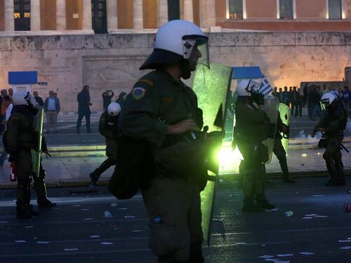 Grecia, scontri davanti al parlamento