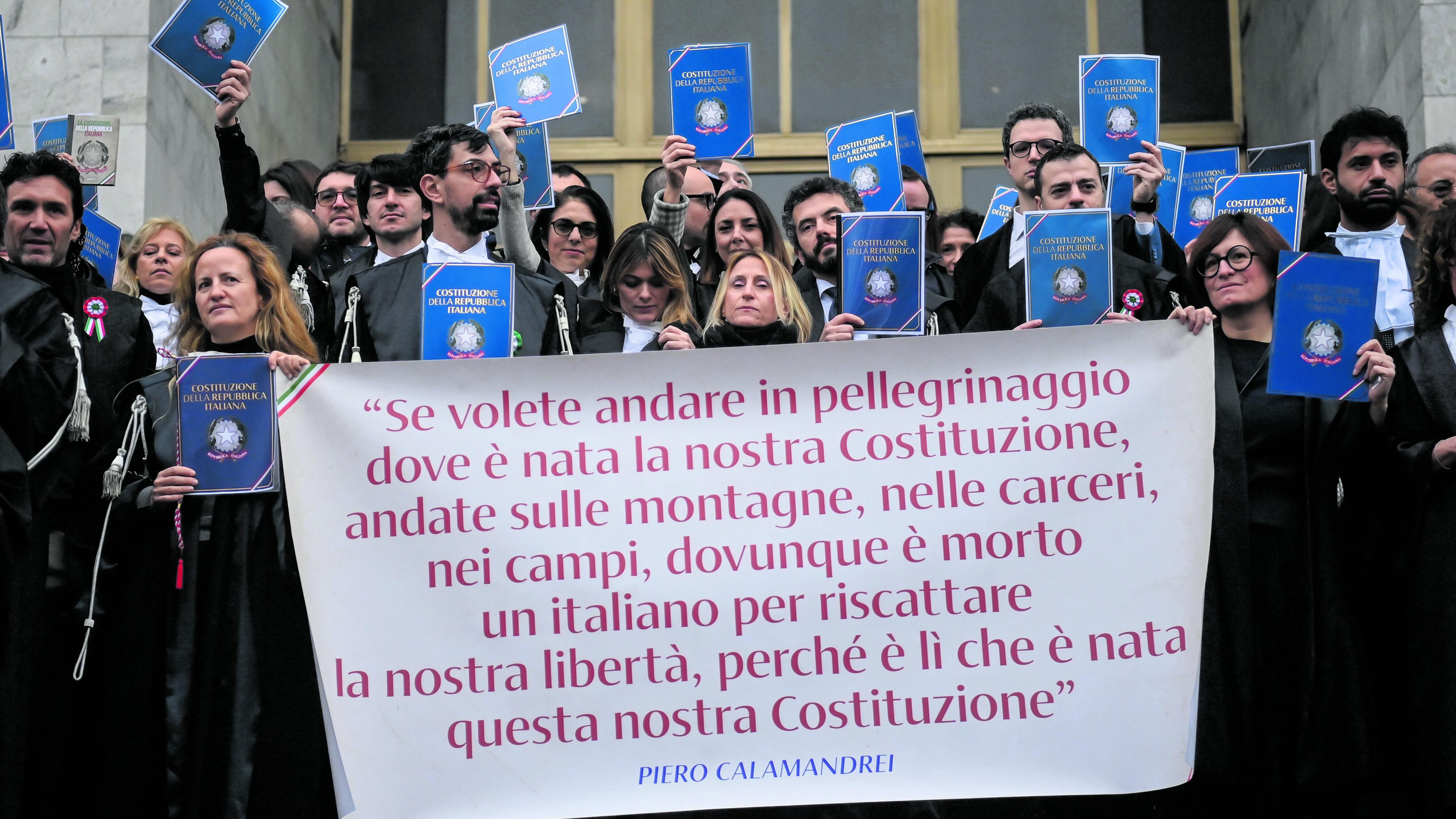 Le toghe escono dalla sala. E rilanciano il "resistere"