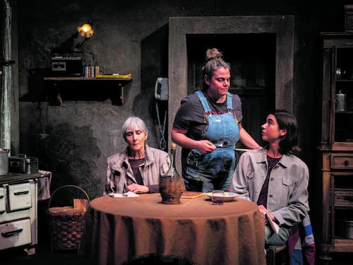 Tre donne condividono un segreto nella dark comedy di Di Luca