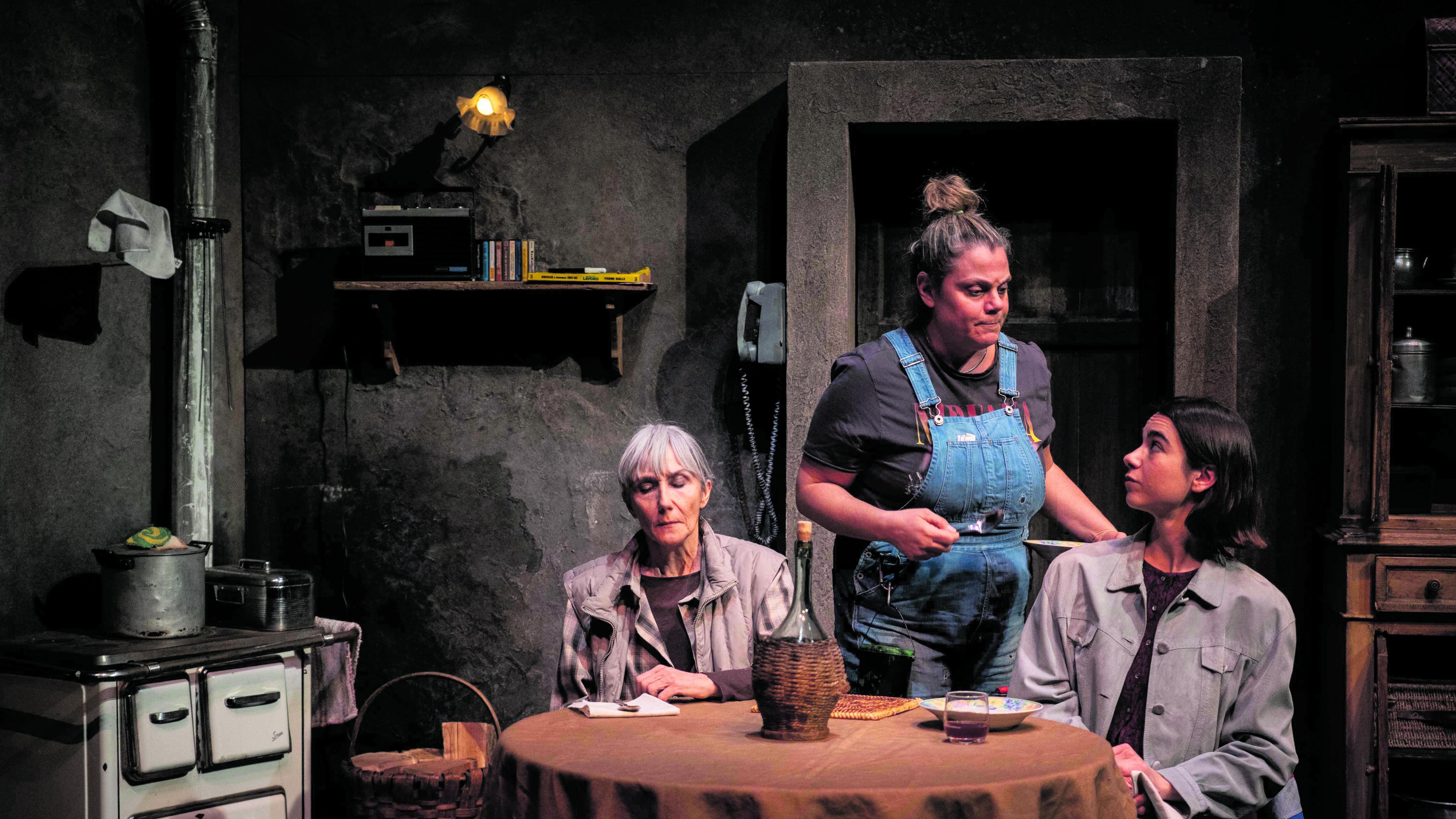 Tre donne condividono un segreto nella dark comedy di Di Luca