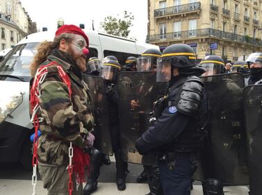 Parigi, scontri tra manifestanti e polizia 5