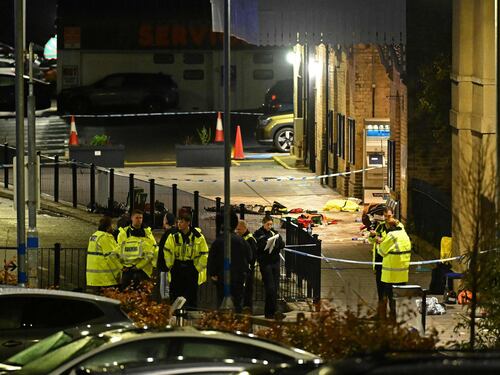 I 15 minuti di sangue, le urla, gli aggressori: cosa sappiamo dell'accoltellamento sul treno per Londra