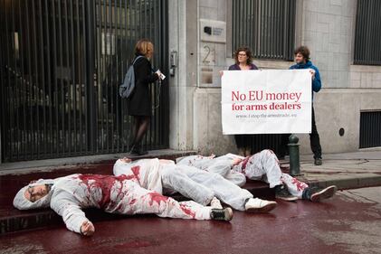 La protesta dei pacifisti contro il commercio delle armi davanti alla sede dell'Agenzia europea per la difesa 8