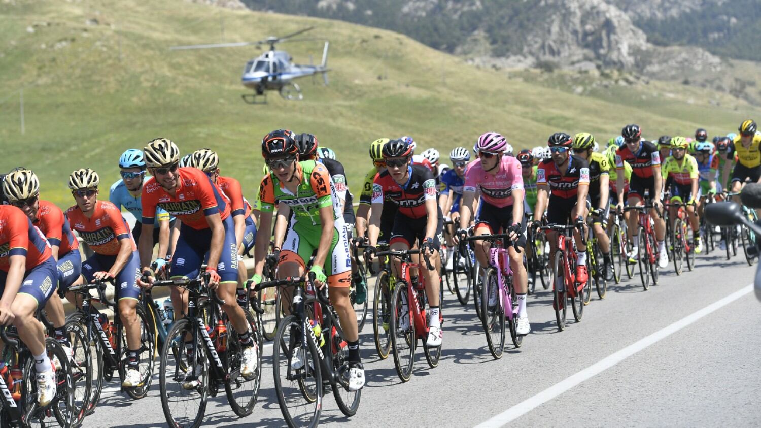 La maratona rosa è a due facce Calvario Chaves e volo Mohoric