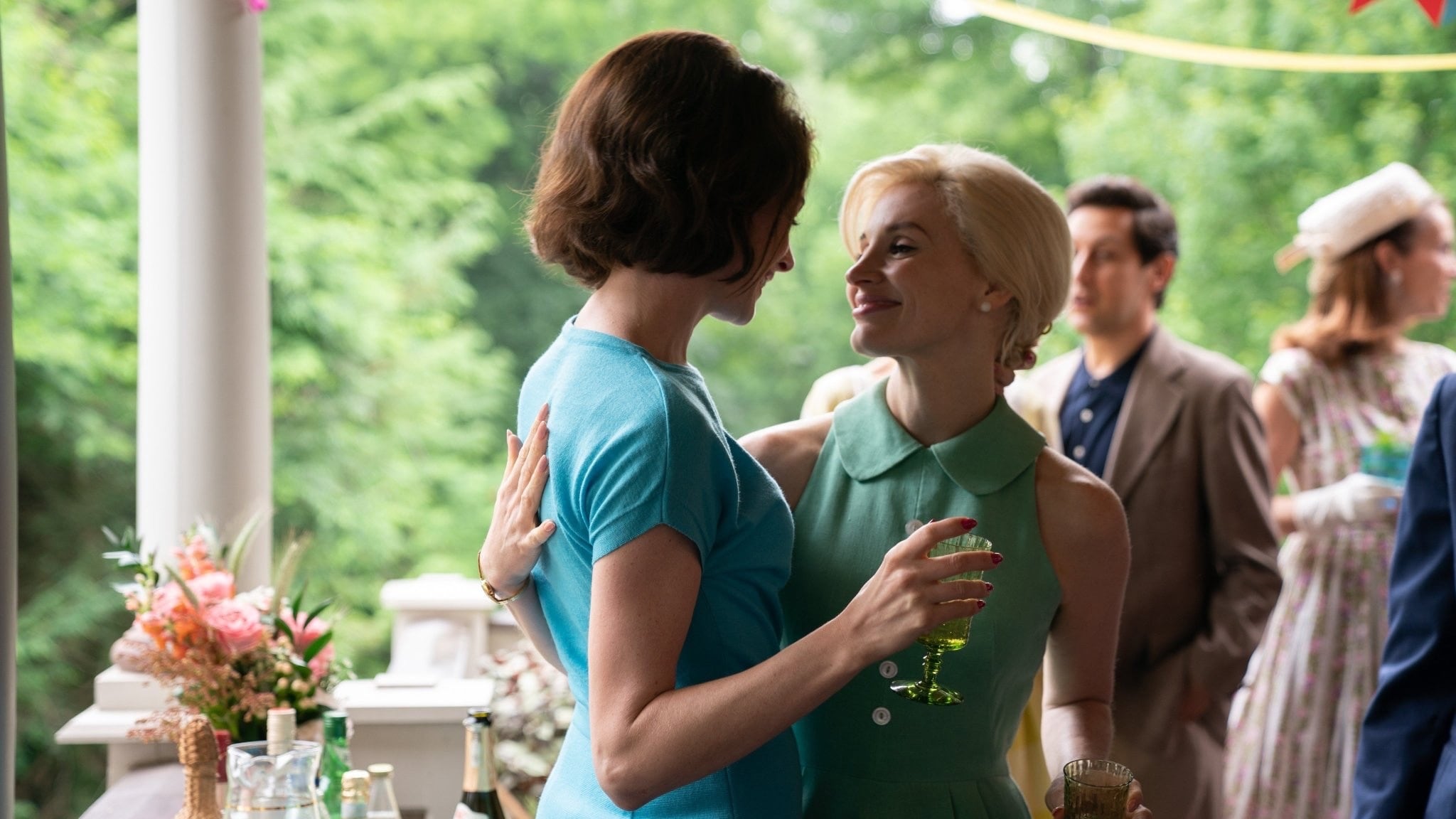 "Mothers' Instinct", Hathaway e Chastain in un drama-thriller zoppicante