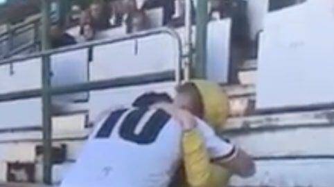 L'attaccante segna e va in tribuna ad abbracciare la madre malata