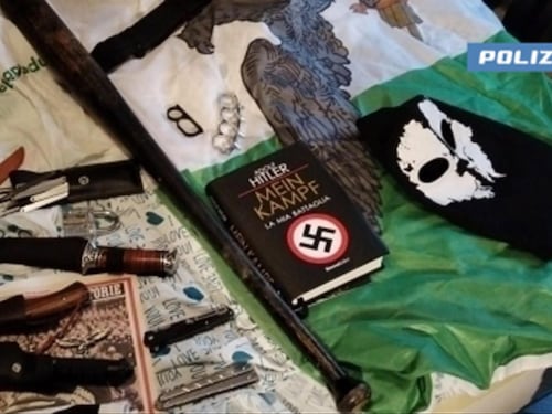Esaltavano Hitler online, volevano fare attentati e tecniche per produrre ordigni: perquisiti 14 minori. “Proposto anche un attacco a scuola”