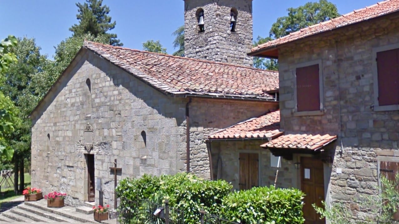 Il portone della chiesa preso a colpi d'ascia durante la veglia funebre