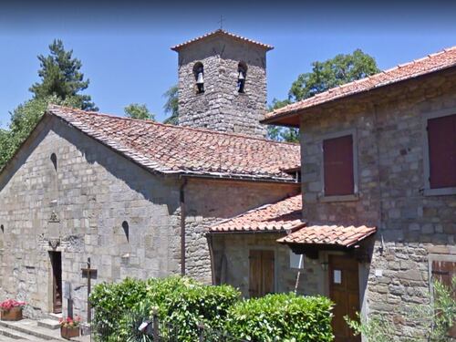 Il portone della chiesa preso a colpi d'ascia durante la veglia funebre