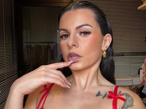 Maestra licenziata per Onlyfans denuncia il padre dell'ex alunno: "Ha pagato..."