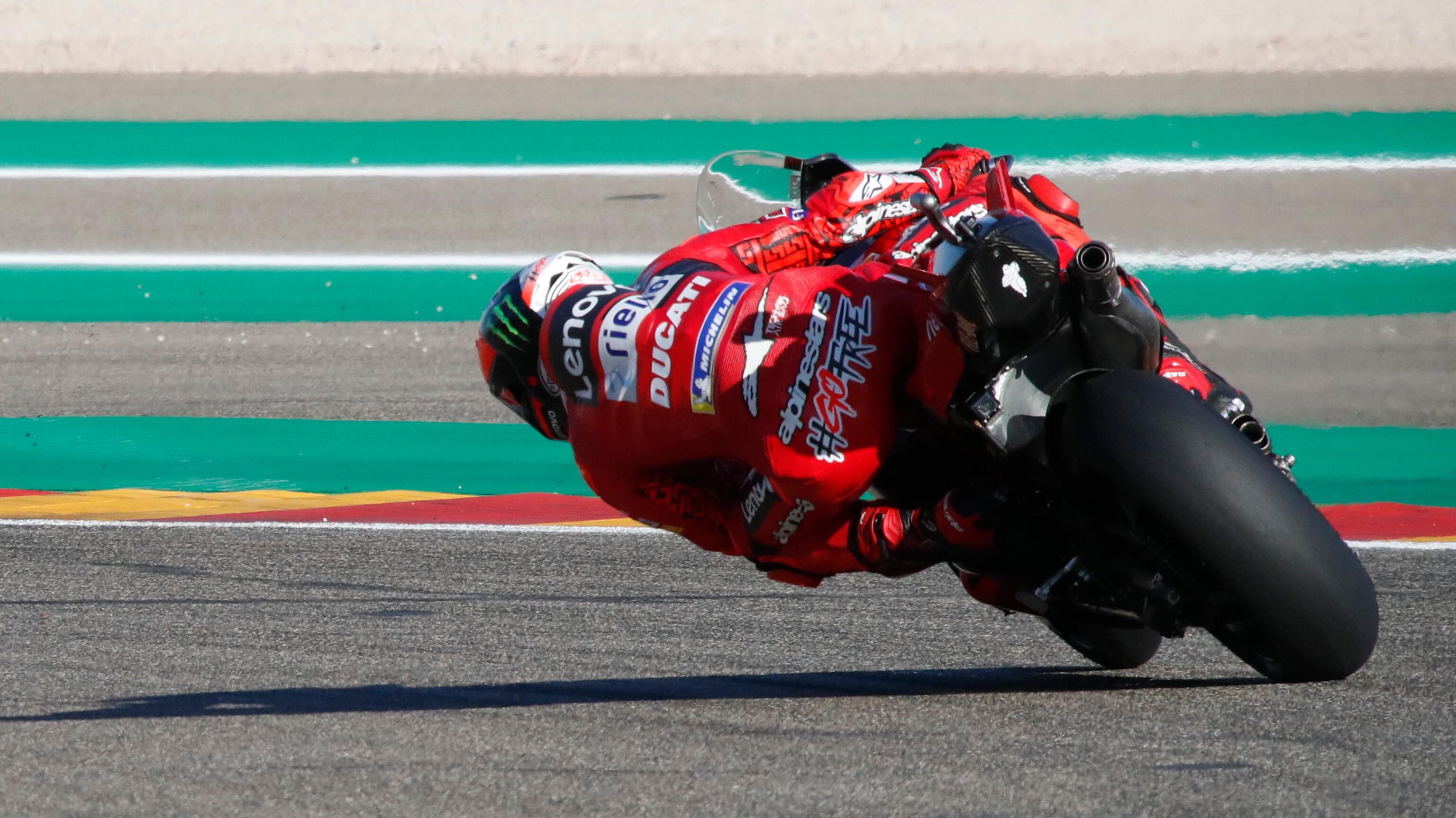 Bagnaia torna in pole e Quartararo trema. Sa che ha contro un esercito di Ducati