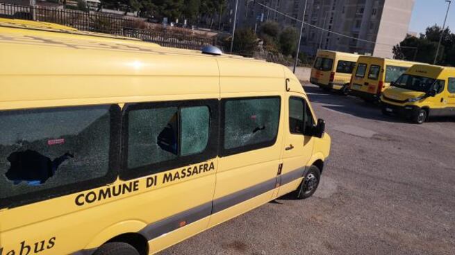 Massafra, danneggiati gli scuolabus del Comune