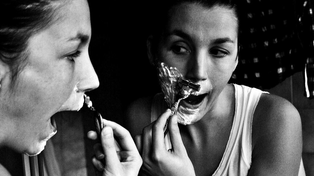 Donne come gli uomini: rasatura del viso per una pelle più giovane
