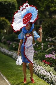 Royal Ascot, i copricapi più bizzarri sfoggiati dall'aristocrazia inglese 3