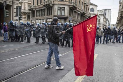 Torino, scontri tra antagonisti e polizia 9