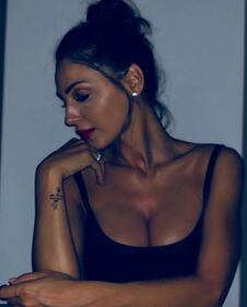 Anna Tatangelo bollente in costume 5