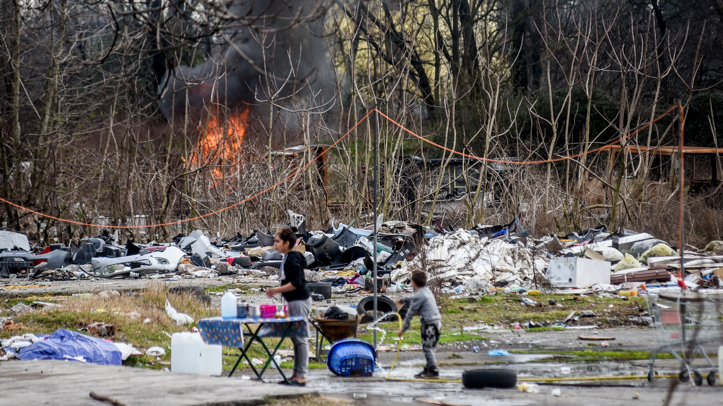 Occupazioni e spaccio nella terra di nessuno (soffocata dal traffico)