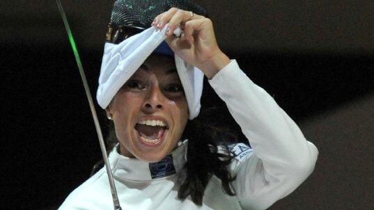 Mamma Mara, la spada è d'oro: "Scusate il ritardo"