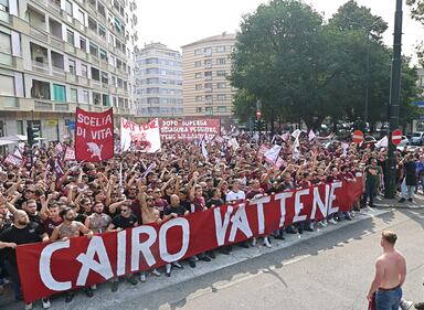 "Cairo vattene", la protesta dei tifosi del Torino: le immagini 6