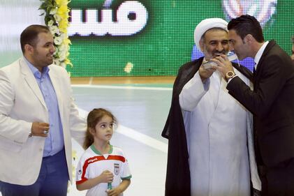 Iran in partenza per i Mondiali. I giocatori baciano il Corano 1