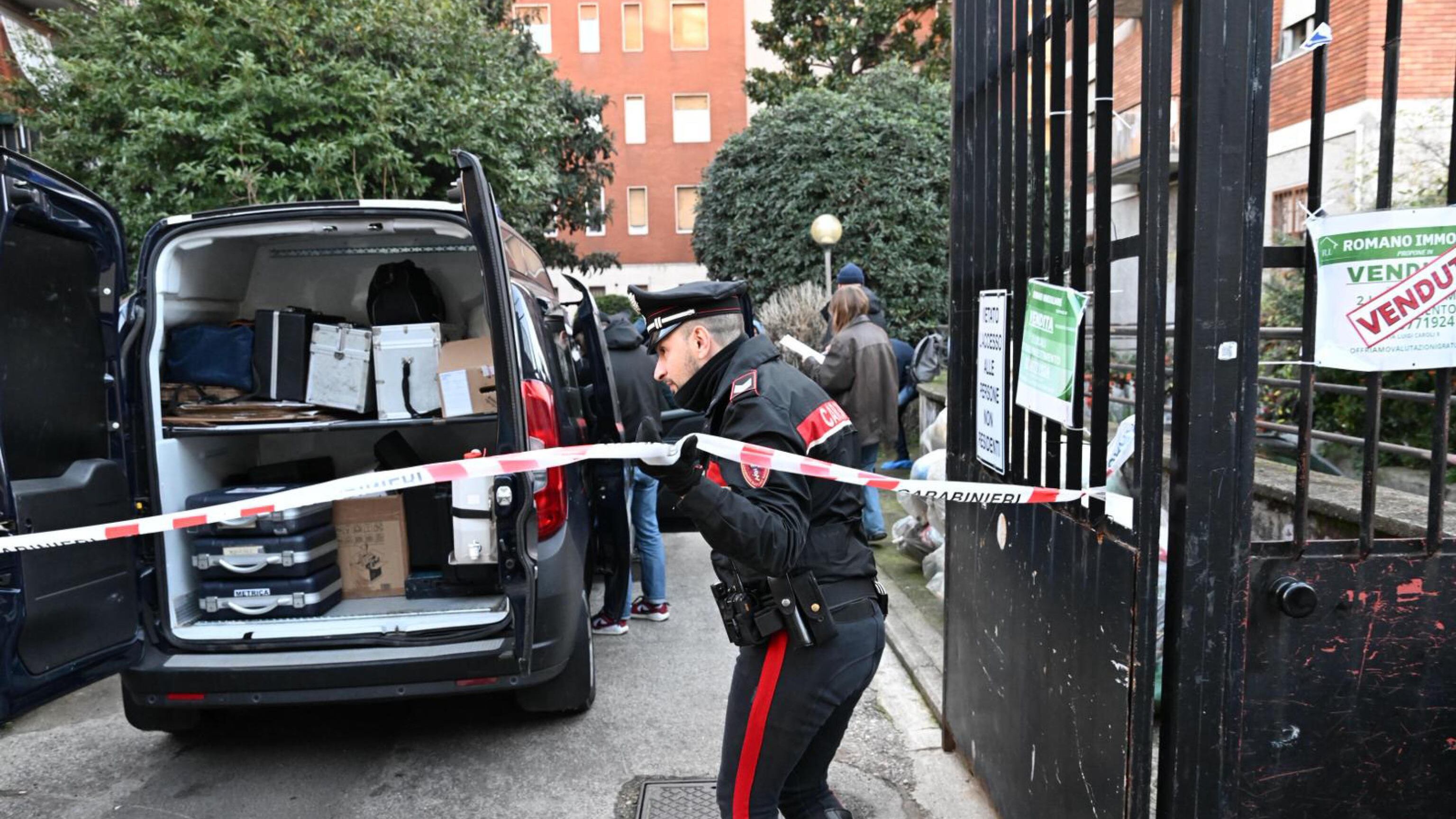 Donna semivestita trovata morta nel cortile di un palazzo