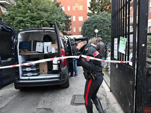 Donna semivestita trovata morta nel cortile di un palazzo