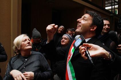 Renzi in treno solo con coca cola e giornali 5