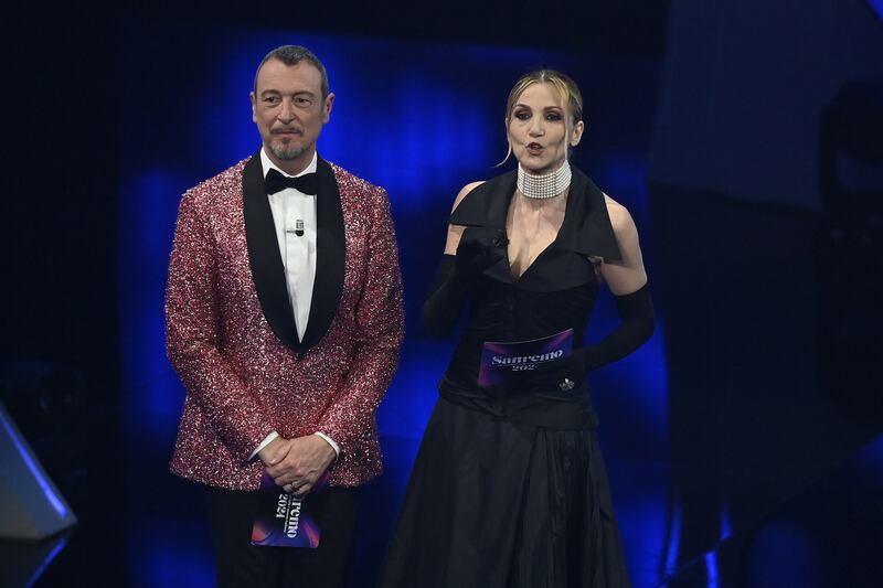 Sanremo 2024: ecco il look della quarta serata del Festival di conduttore, co-conduttrice e ospiti 13