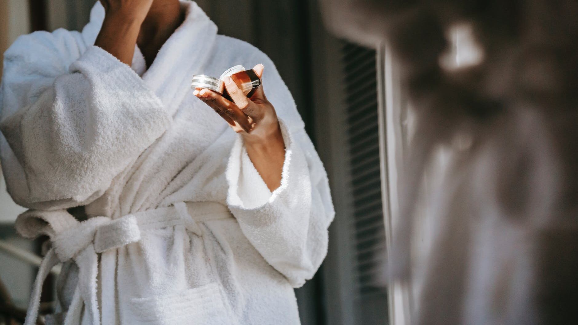Skincare effetto luce: come nascondere le rughe a 60 anni
