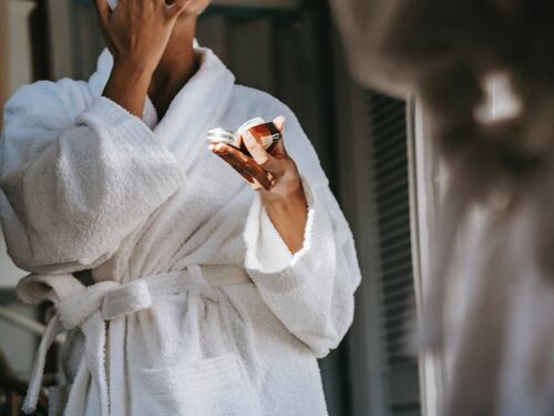 Skincare effetto luce: come nascondere le rughe a 60 anni