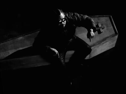 Kanye West fuori controllo: nell'ultimo videoclip "seppellisce" il suo rivale in amore