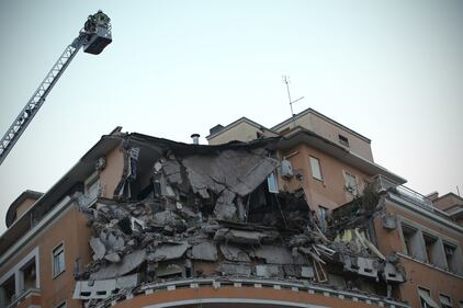 Roma, crollano tre piani di un palazzo 10