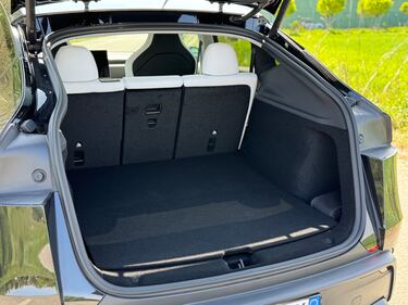 Tesla Model Y Performance: guarda le foto 13